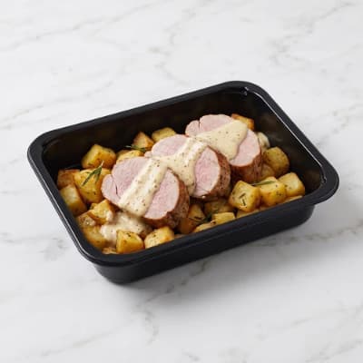 Schotel varkenshaasjes met mosterdsaus en rozemarijnaardappelen